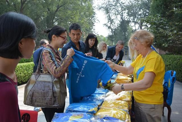 Стилист Сердючки в Китае устроила флеш-моб в поддержку Украины